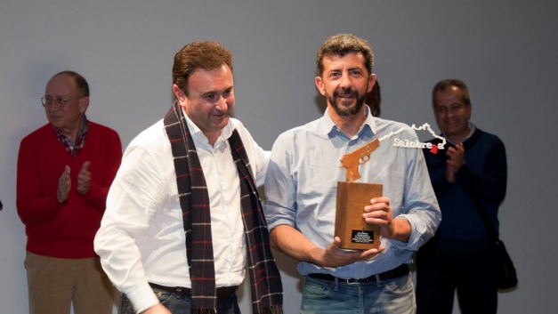 El director Alberto Rodríguez con el alcalde de Salobreña durante el homenaje. // Imagen: Foto Estudio David